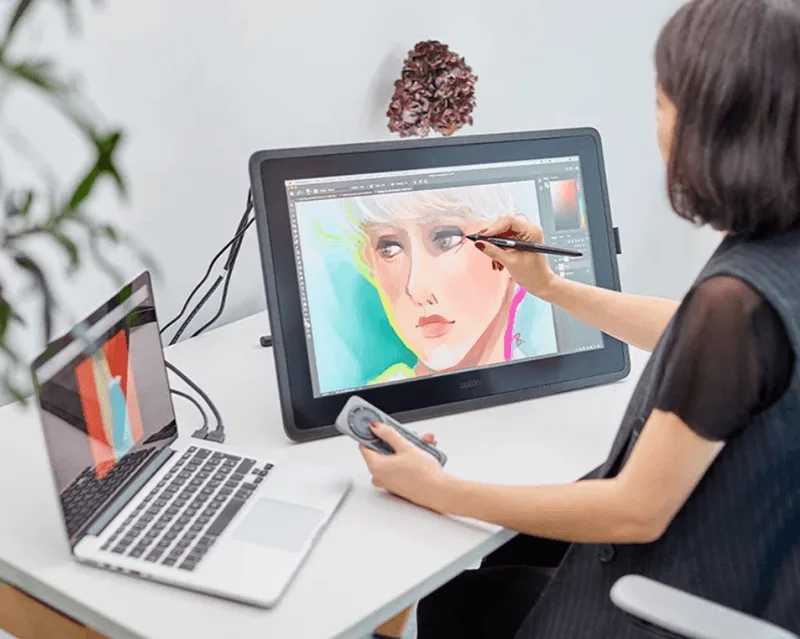 Làm chủ các công cụ cốt lõi của nhà Adobe như Photoshop, Illustrator là bước đệm bắt buộc.