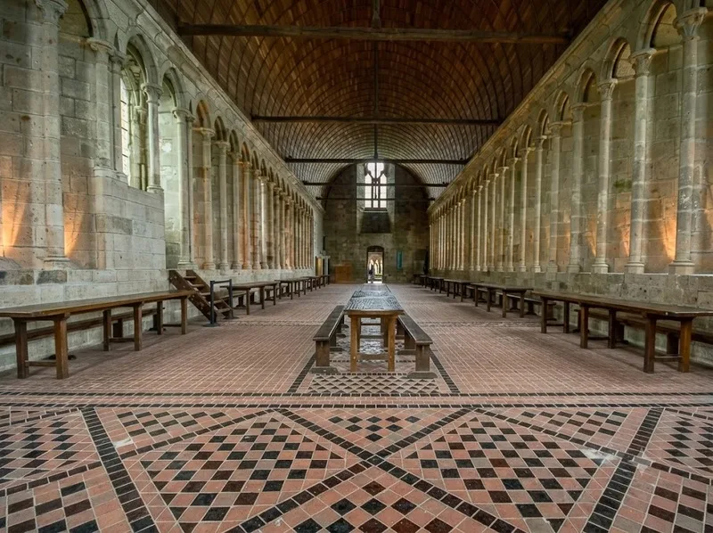 Tu viện Mont Saint-Michel nổi bật với kiến trúc Gothic và lịch sử lâu đời.