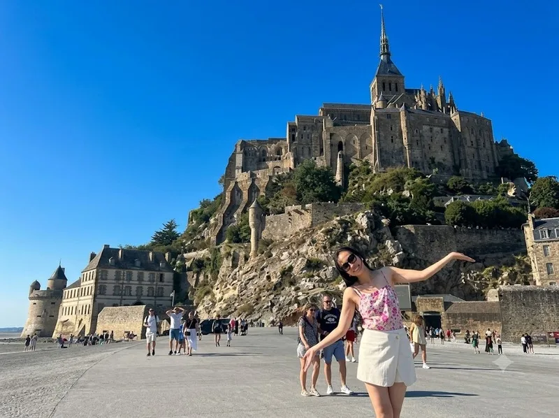 Khám phá làng cổ, tu viện và những con đường đá tại Mont Saint-Michel.