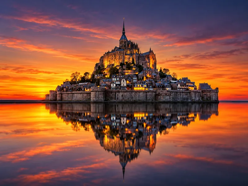 Mont Saint-Michel đẹp kỳ ảo khi thủy triều lên bao quanh đảo đá.